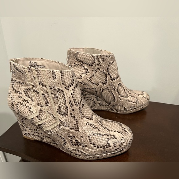🤎 Animal Print Wedge Ankle Boots 🤎 - Picture 3 of 6